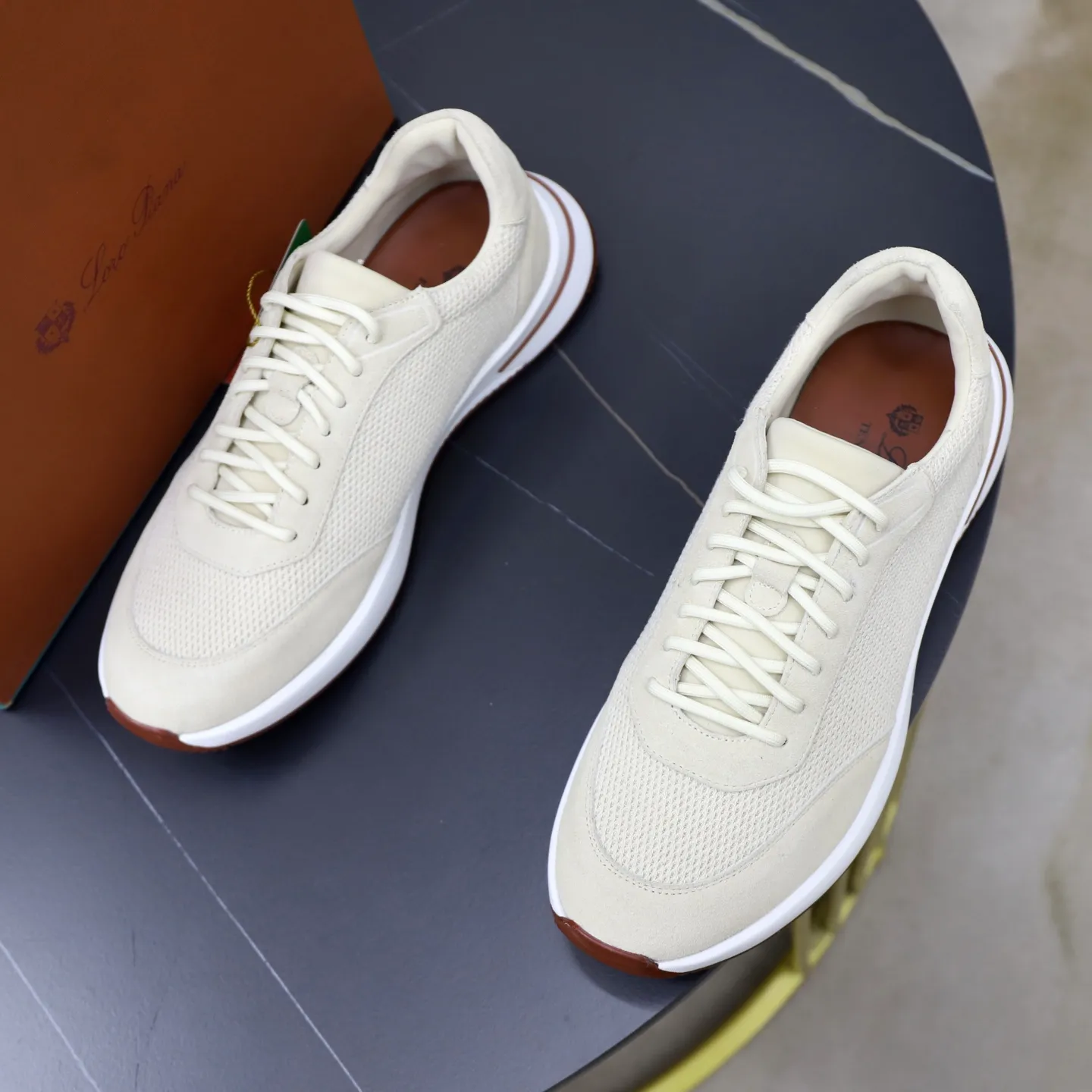 Ex-factory price: 560💰Loro Piana Tennis Walk men’s moral training sneakers! These new textured leather tennis shoes feature an ultra-low-top design for year-round wear and are water-resistant. The wrapped sole creates an effortlessly attractive color combination that harmoniously blends functionality with understated style. The ideal footwear option for urban dressing. The heel is decorated with a soft calfskin tongue with Kummel color inserts and an embossed LP logo. Cotton shoelaces. Material: Upper: Gray woven stitching with cowhide accents! Sole: Rubber lining: Cow leather original rubber sole, excellent foot comfort, complete package! Size: 38-39-40-41-42-43-44 leather shoe size (4546 can be customized)